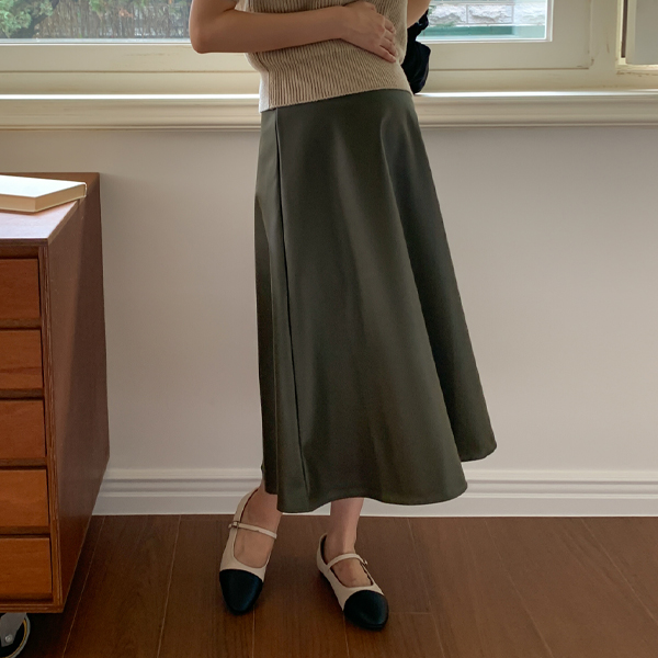 Early to mid-career mom*waist banding leather flare skirt