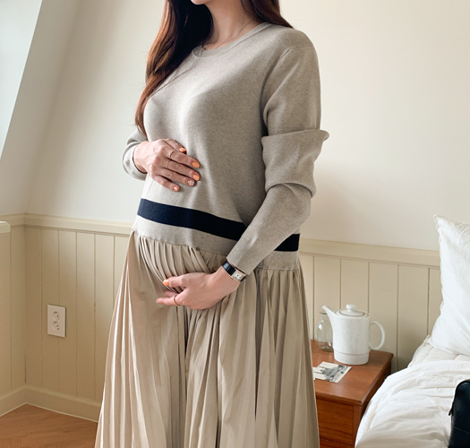 <b>Limited quantity SALE</b><br> Maternity* Breeze color-block pleated maternity dress