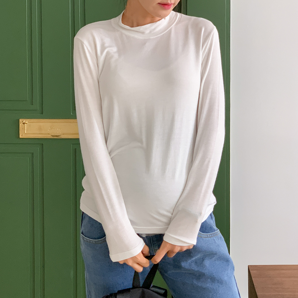Maternity*Half-neck tee that is good to wear as an inner layer