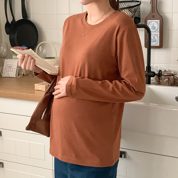 Maternity*A basic tee that goes well with anything