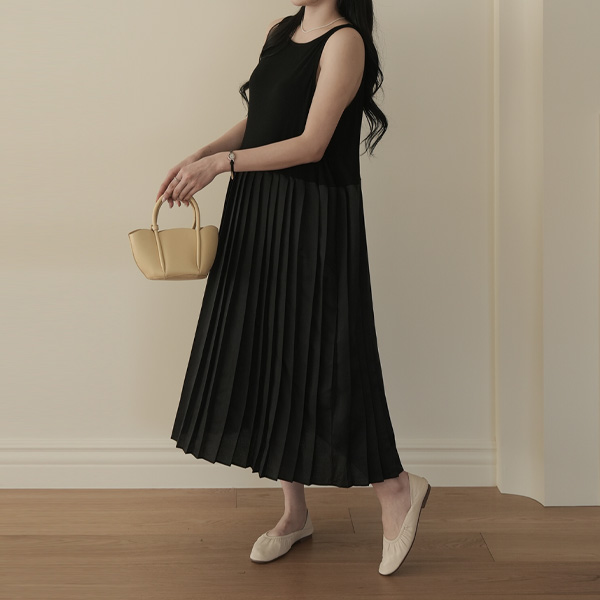 Maternity* Pleated maternity dress to wear as an inner layer