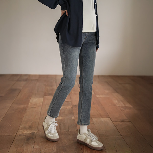 Maternity*Super pretty slim straight maternity jeans