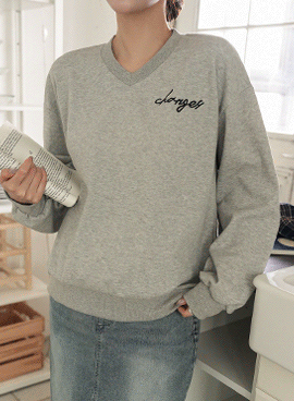Maternity*Part-embroidered V-neck man-to-man