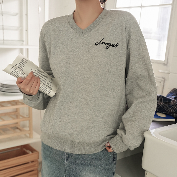 Maternity*Part-embroidered V-neck man-to-man