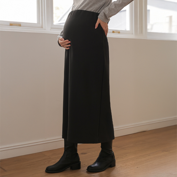 Maternity*Fit and high-waisted maternity skirt