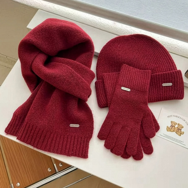 3-piece pendant set (muffler, gloves, hat)