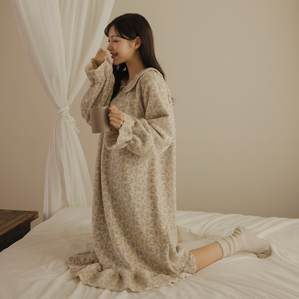 Maternity*Fluffy mink collar maternity dress