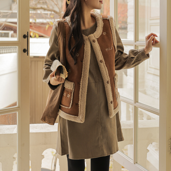 Maternity*Flower-embroidered wool mustang vest