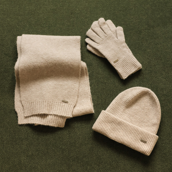 3-piece pendant set (muffler, gloves, hat)