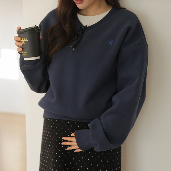 Maternity*Embroidered point V-neck fleece man-to-man