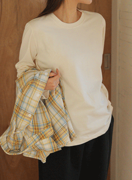 Maternity*Fit and stretchy long-sleeved basic t-shirt