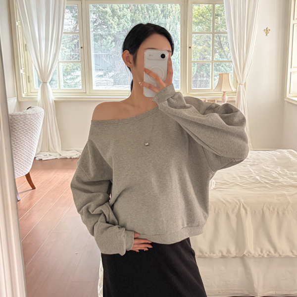 Maternity*Off-shoulder T-shirt Man to Man