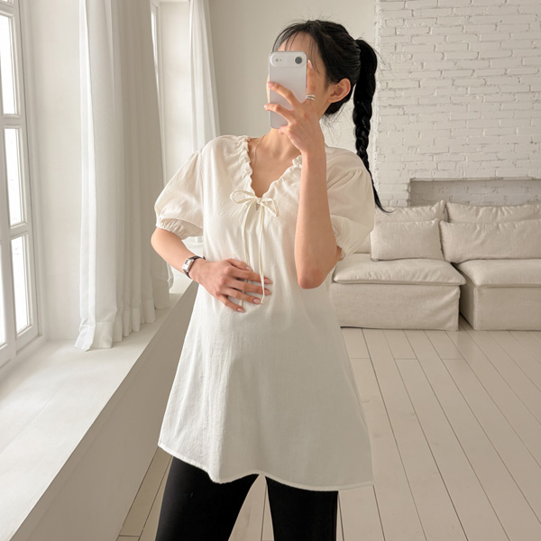 Maternity* V-shirring ribbon puff blouse
