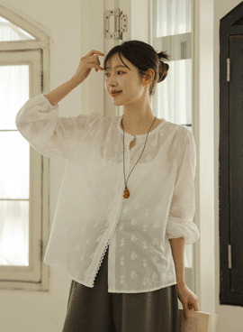 Maternity*Flower Embroidery Punching Blouse