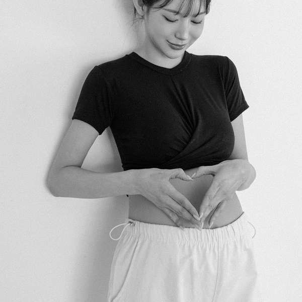 Maternity*Eve Twist Crop Short Sleeves T-shirt (Maternity/Pregnancy Photo Shoot)