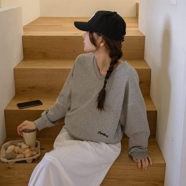 Maternity*Portland Embroidered V-Shirt Semi-Crop Sweatshirt